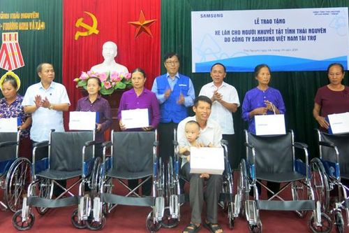 Trao 120 xe lăn cho người khuyết tật