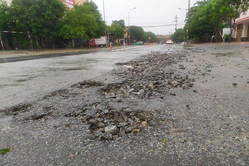 Hà Tĩnh: 'Hết hồn' với cạm bẫy giao thông sau mưa lớn