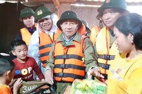 Lực lượng Công an nỗ lực giúp dân vùng bị lũ lụt chia cắt