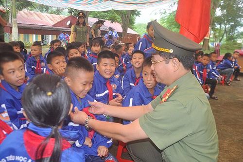 Lực lượng Công an 'Cùng em đến trường'