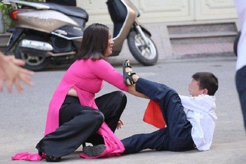 Chuyện xúc động đằng sau bức ảnh cậu bé gào khóc, 'giằng co' với cô giáo ngày khai giảng