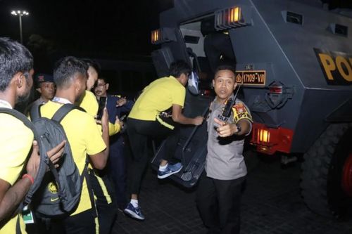 CĐV Indonesia nổi điên, cả đội Malaysia phải 'sơ tán' bằng xe bọc thép