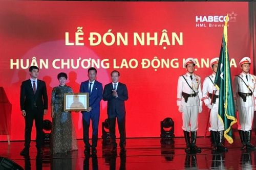 Nhà máy Bia Hà Nội - Mê Linh vinh dự đón nhận Huân chương Lao động hạng Ba