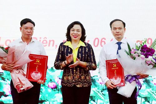 Công bố các quyết định về công tác cán bộ tại Quận ủy Long Biên
