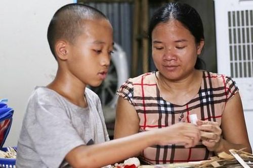 Người mẹ đơn thân cụt chân, nuôi con trai khờ ở túp lều ven đường
