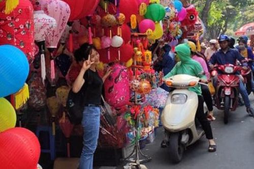 Vì sao các cửa hàng bán đồ chơi Trung thu tại phố Hàng Mã cấm người dân chụp ảnh?
