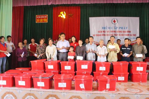 Hội Chữ thập đỏ tặng quà cứu trợ bà con vùng lũ Hà Tĩnh