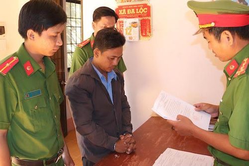 Cha dượng thuê người đánh con riêng của vợ