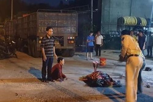 Tài xế xe đầu kéo cài số lùi, vợ chủ gara tử vong dưới gầm