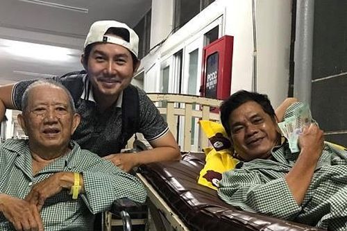 Nghệ sĩ Mạc Can ngồi xe lăn tới động viên Mai Trần trong bệnh viện