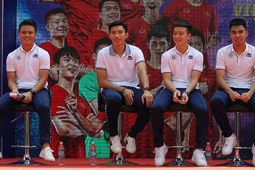 Văn Hậu giao lưu trước ngày trở lại Heerenveen