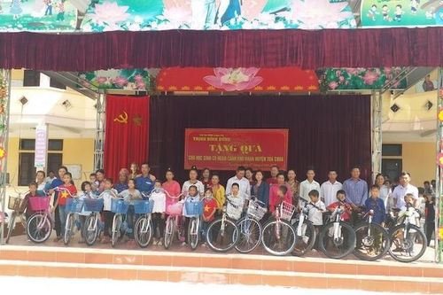 Tặng xe đạp cho học sinh dân tộc thiểu số ở Điện Biên