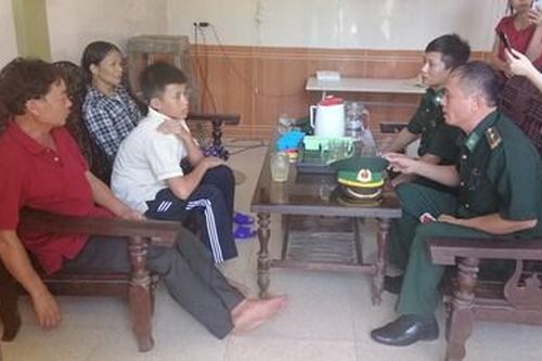 Thăm hỏi các thuyền viên được cứu sống trở về