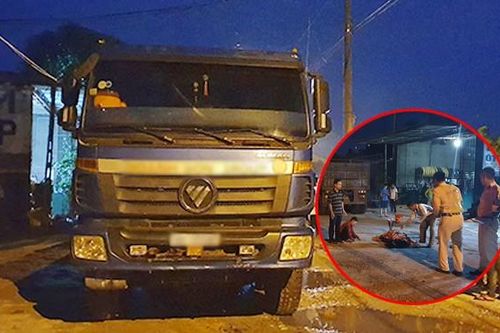 Chui xuống gầm xe đầu kéo lấy kích, vợ chủ gara bị xe lùi cán tử vong