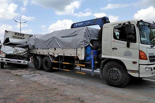 Tài xế ô tô tải mắc kẹt trong cabin sau khi đâm vào đuôi xe cẩu