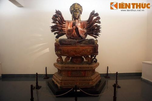 Tượng quỷ dữ đội Phật Quan Âm cực lạ của chùa Hội Hạ
