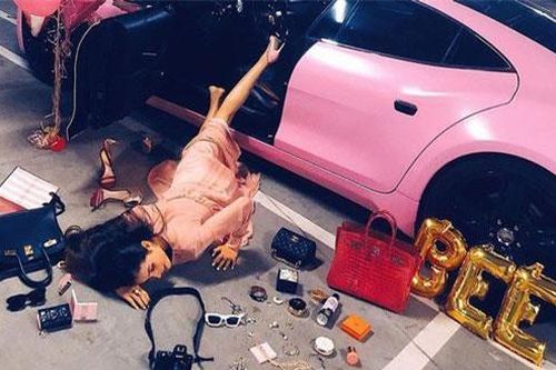 Mới khoe siêu xe sang chảnh, Phạm Hương đã bị ngã văng xuống sàn từ chính xế hộp tiền tỷ của mình