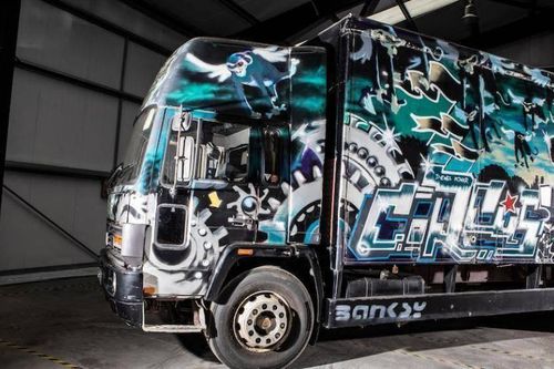 Xe tải Volvo có giá không tưởng do làm nền cho bức họa nổi tiếng