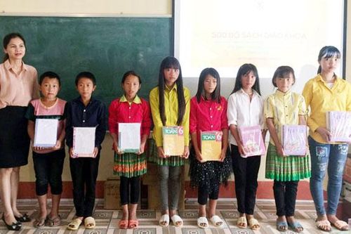 Tặng 300 bộ sách giáo khoa cho học sinh có hoàn cảnh khó khăn ở Lào Cai