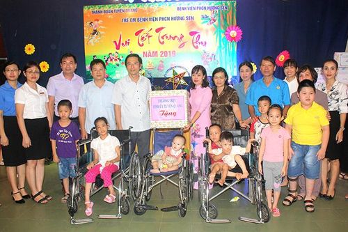 Lãnh đạo tỉnh dự Tết Trung thu tại Bệnh viện Phục hồi chức năng Hương Sen