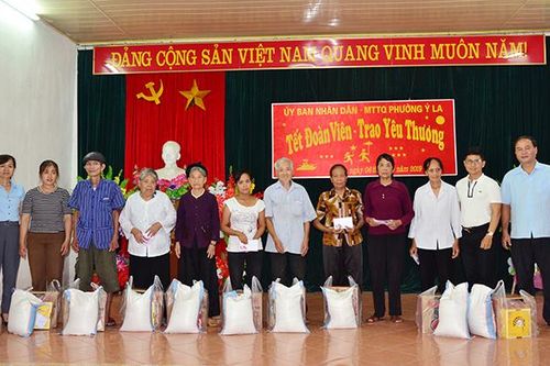 Tặng 50 suất quà cho hộ nghèo, gia đình chính sách, người cao tuổi và trẻ em có hoàn cảnh khó khăn