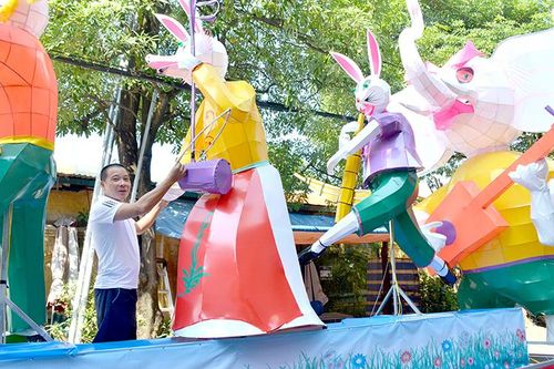 Nghệ nhân làm mô hình đèn Trung thu