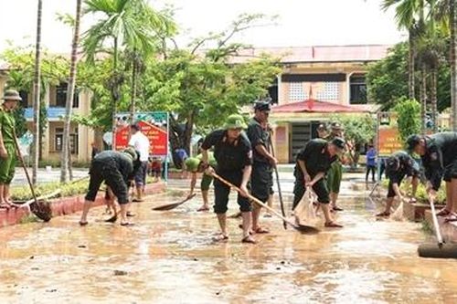 Công an tỉnh Quảng Bình giúp các trường học khắc phục hậu quả lũ lụt