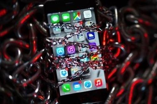 Apple gay gắt trước cáo buộc của Google