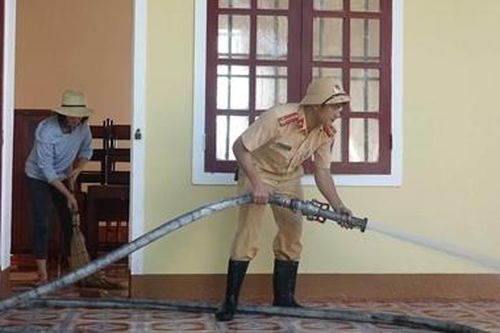 Công an Hương Sơn bám địa bàn, giúp trường học, khắc phục hậu quả mưa lũ