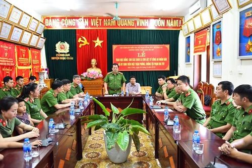 Trao học bổng cho con liệt sỹ hy sinh trong đấu tranh phòng, chống tội phạm ma túy