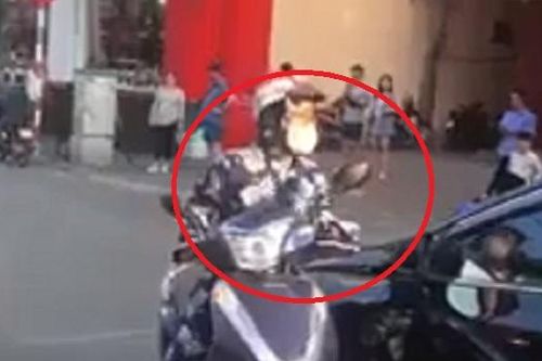 Clip: 'Ninja lead' ngoan cố thách thức tài xế ô tô khiến cả đoạn đường ùn tắc