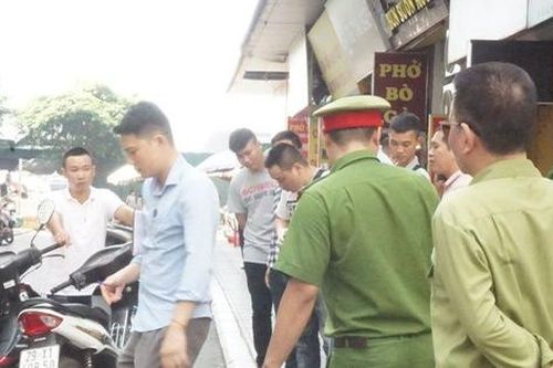Hiện trường vụ nổ 'hộp quà' ở Linh Đàm, nhân chứng hoảng sợ: Vật lạ bắn vào cổ nạn nhân khiến chảy rất nhiều máu