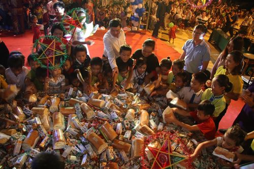 Gần 650 em thiêu nhi đón trung thu sớm