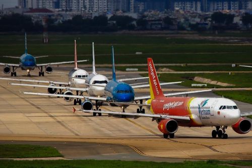 Máy bay 'tắc đường', lũ ngập tới nóc nhà qua ảnh tuần Zing.vn
