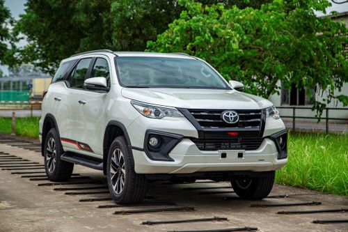 Toyota Fortuner có phiên bản mới, Hilux giảm giá 33 triệu đồng
