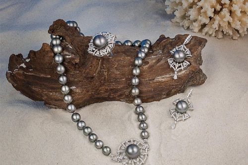Trang sức ngọc trai Long Beach Pearl được lựa chọn xuất hiện tại NYFW