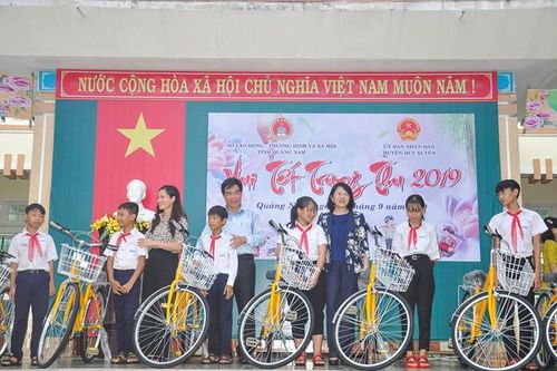 Thủ tướng Nguyễn Xuân Phúc trao quà Trung thu cho trẻ em nghèo