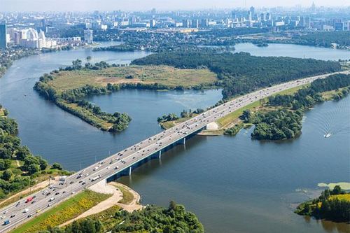 Hiểu phong cách giới siêu giàu Nga từ một cao tốc ngoại ô Moscow