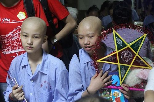 Ước mơ của những đứa bé 'đầu trọc' trong bệnh viện khi được đón Trung thu sớm