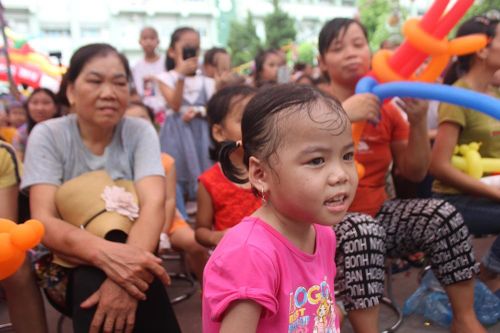 'Trung thu hồng' cho trẻ em nằm viện
