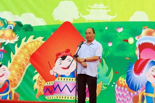 Thủ tướng Nguyễn Xuân Phúc vui Tết Trung thu cùng trẻ em Quảng Nam