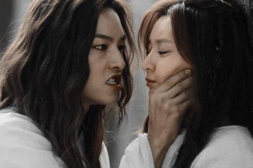 Quỳ gối quỵ lụy, Song Joong Ki vẫn đẹp hơn nữ chính trong phần 3 'Arthdal Chronicles'