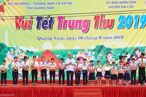 Thủ tướng tặng quà Trung thu cho trẻ em nghèo