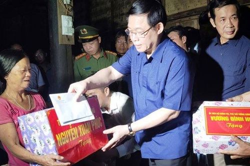 Thăm hỏi, động viên nhân dân vùng lũ Tân Hóa