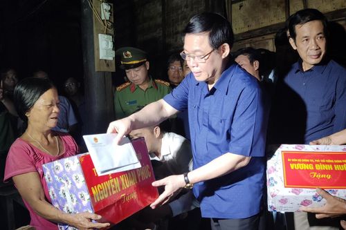 Phó Thủ tướng Vương Đình Huệ thăm, tặng quà người dân vùng lũ Quảng Bình