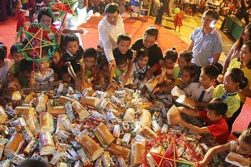 'Vầng trăng yêu thương' lần thứ 7 đến với trẻ em biên giới Tam Hợp