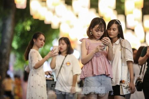 Phố bích họa Phùng Hưng rực rỡ đèn lồng Trung thu