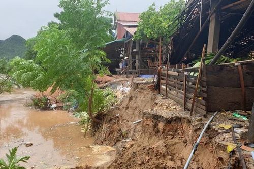 Di dời 7 hộ dân ra khỏi khu vực bờ sông sạt lở nghiêm trọng