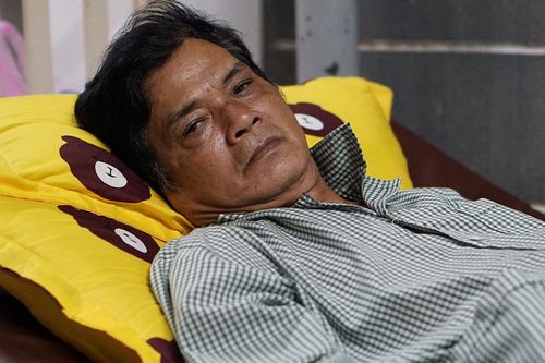 Vợ nghệ sĩ Mai Trần xót xa nhìn chồng nằm hành lang viện chờ phẫu thuật