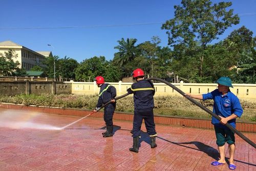 Hà Tĩnh: Gần 1000 thanh niên tình nguyện giúp dân khắc phục lũ